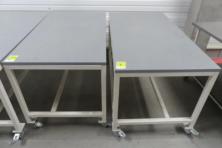 2x Fahrbarer Arbeitstisch Maße in cm ca.: 150 x 80